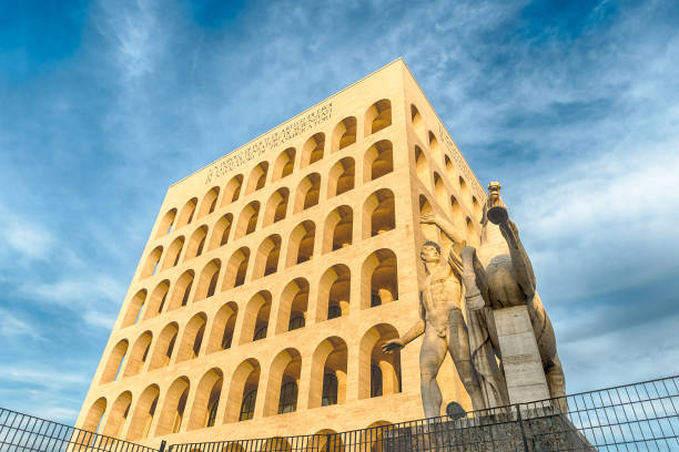 el palazzo della civiltá italiana, también conocido como plaza del coliseo, roma, italia - civilta fotografías e imágenes de stock