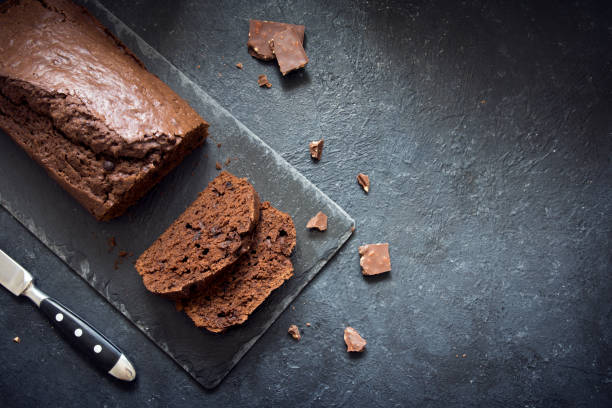 gâteau au chocolat livres - quatre quarts photos et images de collection