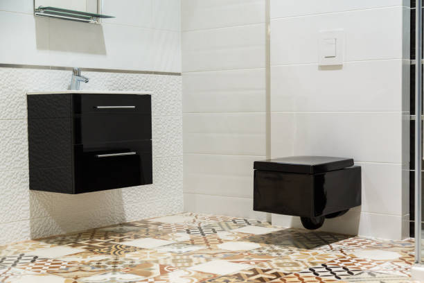 design di lusso del bagno con tazza da toilette nera e lavabo - tiler peck foto e immagini stock