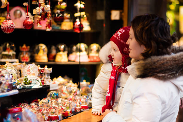 istock Mother and child on Christmas market 852834232