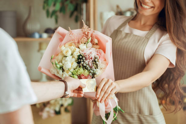 ocupación de la floreria de joven con flores - florist women bouquet spring fotografías e imágenes de stock