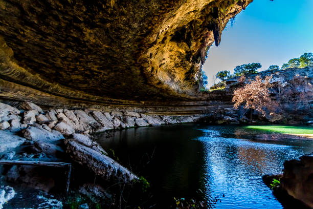 una vista del hermoso hamilton pool, texas - grotto falls fotografías e imágenes de stock