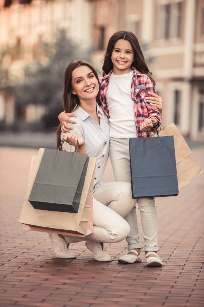 mom and daughter - boutique shopping retail mother imagens e fotografias de stock