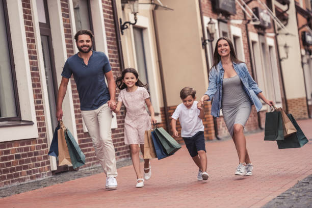 istock Family doing shopping 852881408