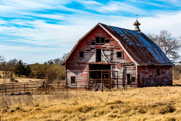 viejo granero rojo abandonded en oklahoma - colores fotos fotografías e imágenes de stock