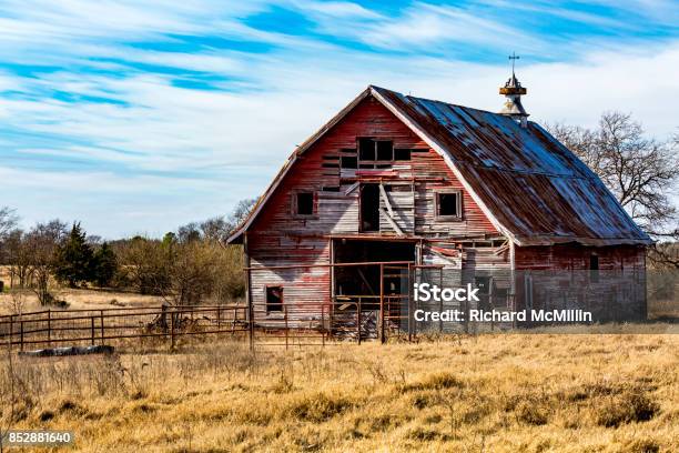 Old Abandonded Red Barn In Oklahoma Stock Photo - Download Image Now - Barn, Old, The Past