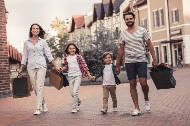 istock Family doing shopping 852882582