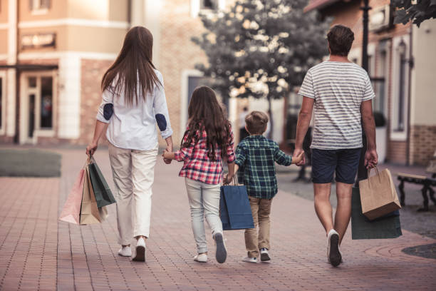 istock Family doing shopping 852882884