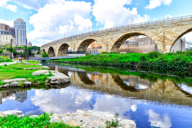 stone arch bridge and minneapolis riverfront - arch bridge imagens e fotografias de stock