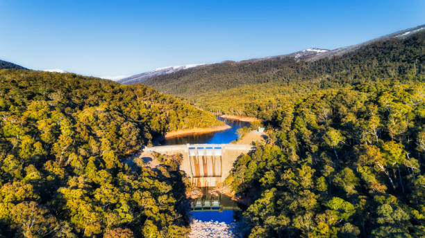 diga di snowy river - wilderness area snow landscape valley foto e immagini stock