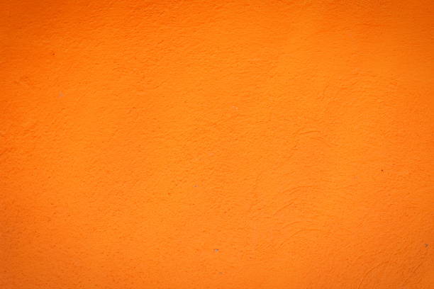 hintergrund eine orange stuck überzogen und bemalt außen, raue stimmen von zement und beton-wand textur, rustikale dekorbeschichtung - oranger hintergrund stock-fotos und bilder