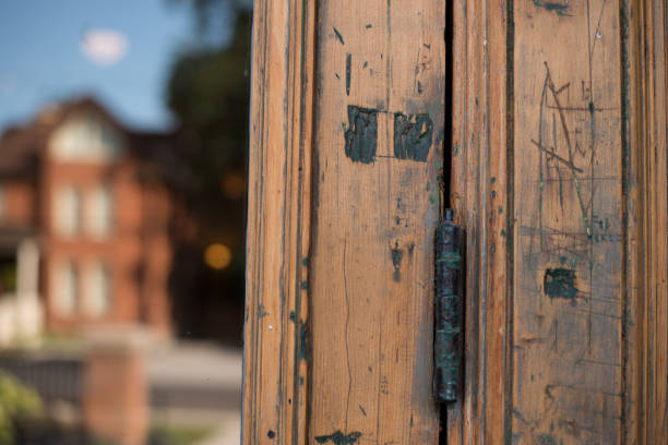 古い木製のドアを閉じる - faded reflection close up horizontal ストックフォトと画像