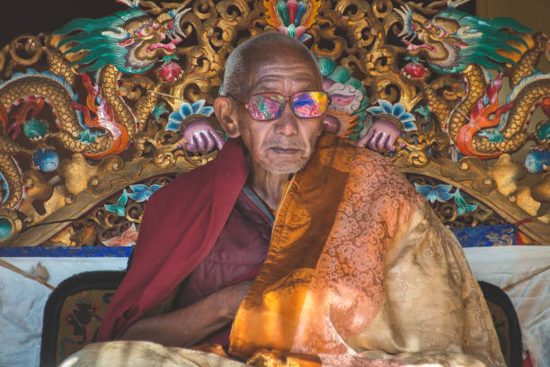réflexions de lama - tibet monk buddhism tibetan culture photos et images de collection