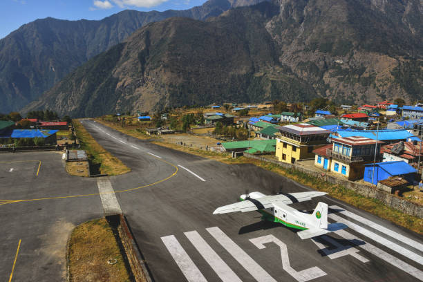 port lotniczy lukla - lukla zdjęcia i obrazy z banku zdjęć