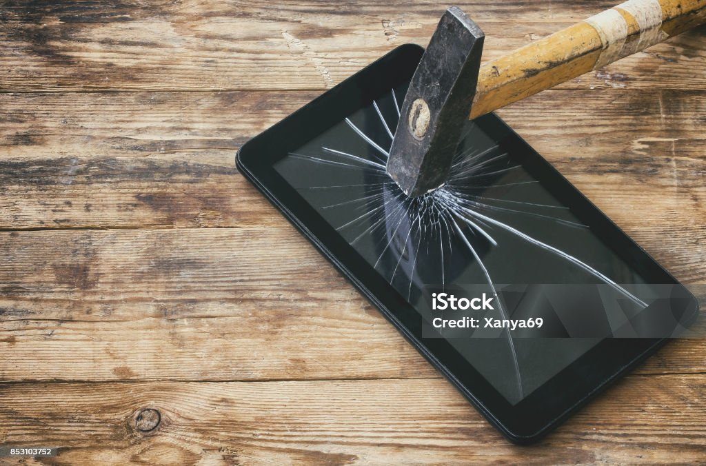 gebrochene gehämmert Tablet-computer - Lizenzfrei Hammer Stock-Foto