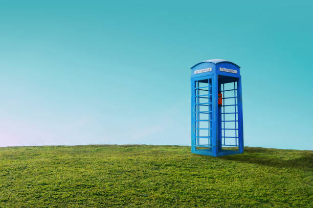 cabina telefonica su una collina, il concetto di comunicazione senza confini. - telephone booth telephone panoramic red foto e immagini stock