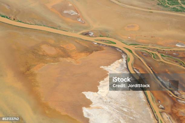ケニアとタンザニアの間の国境に大地溝帯の湖ナトロンの航空写真 - ストックフォト・写真素材...