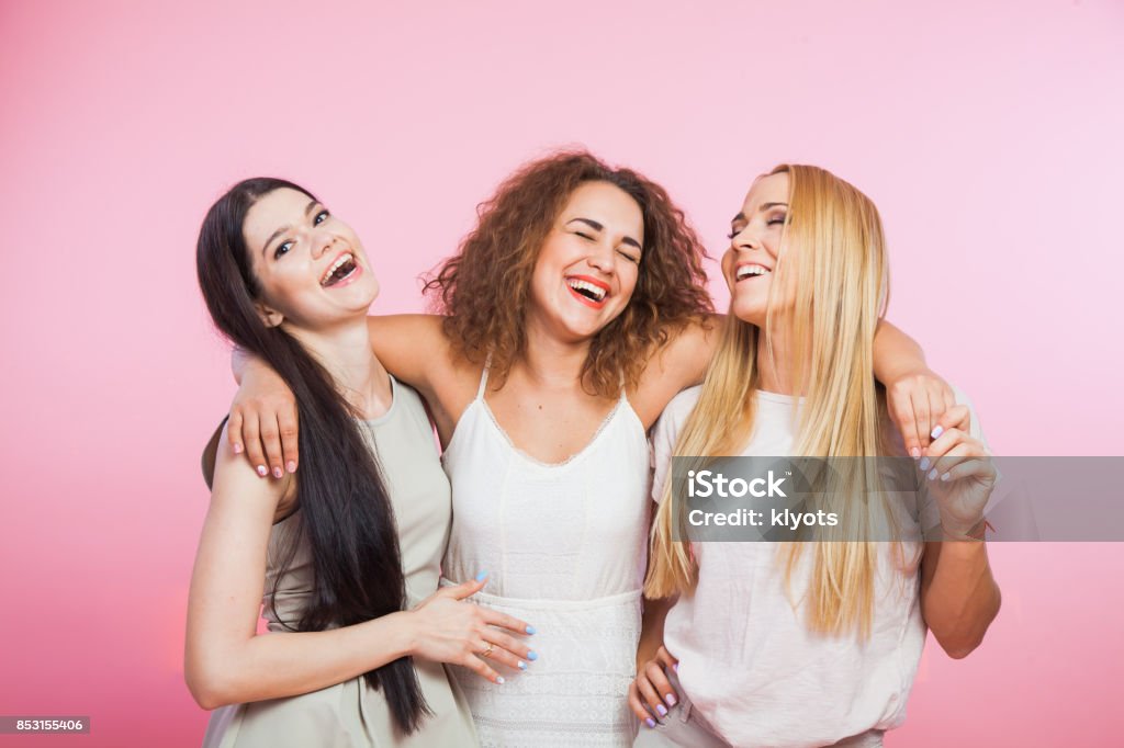 Tre giovani donne che ridono e si divertono - Foto stock royalty-free di Donne