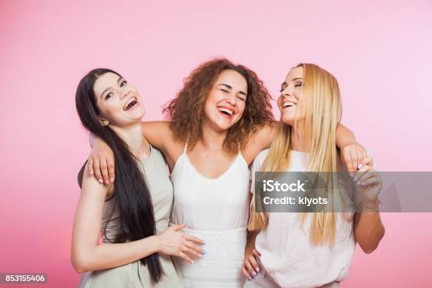 Tre Giovani Donne Che Ridono E Si Divertono - Fotografie stock e altre immagini di Donne - Donne, Gruppo di persone, Tre persone