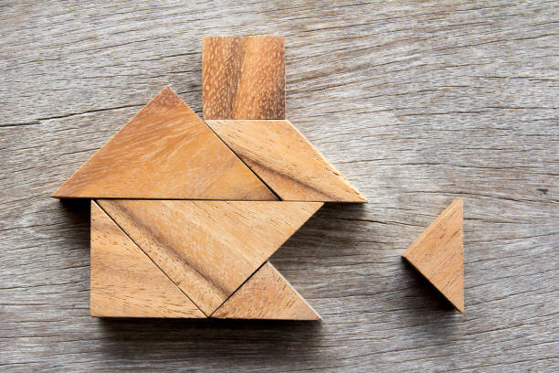 tangram madera rompecabezas espera cumplir con forma de casa para construir concepto de vida feliz inicio de sueño - tangram casa fotografías e imágenes de stock