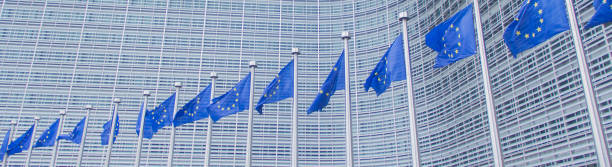 bandera de la unión europea en la sede de la comisión europea - crisis european union currency europe debt fotografías e imágenes de stock