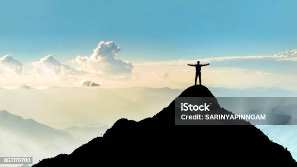 Foto de Braços Levantando Do Empresário Sucesso Em Pé Em Cima Da Colina e mais fotos de stock de Montanha