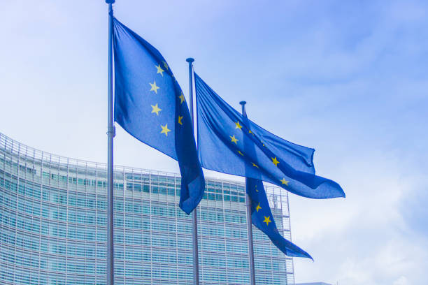 bandera de la unión europea en la sede de la comisión europea - crisis european union currency europe debt fotografías e imágenes de stock