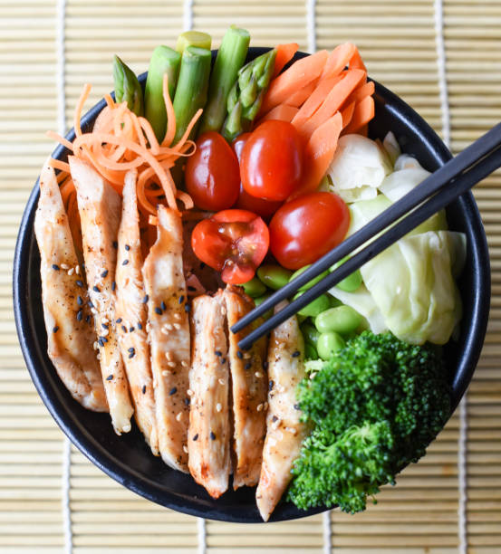 healthy japanese chicken teriyaki - teriyaki broccoli carrot chicken imagens e fotografias de stock