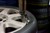 reifen-werkstatt-reparatur-eines-reifens.jpg?b=1&s=170x170&k=20&c=NcZ8HbORfUk5nBzkVh6fCFWpq8j02W-Cj4H6o7cuKzg=