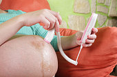 schwangere-frau-mit-einem-fetal-doppler.jpg?b=1&s=170x170&k=20&c=PpSZ25hrBod9e7ebi2hNZsCcaJWJFhxf7cCROnDl0eI=