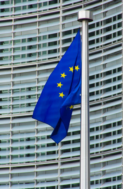 bandera de la unión europea en la sede de la comisión europea - crisis european union currency europe debt fotografías e imágenes de stock