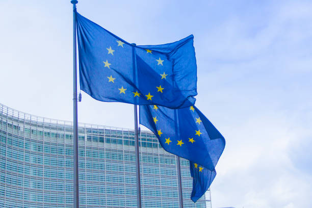 bandera de la unión europea en la sede de la comisión europea - crisis european union currency europe debt fotografías e imágenes de stock