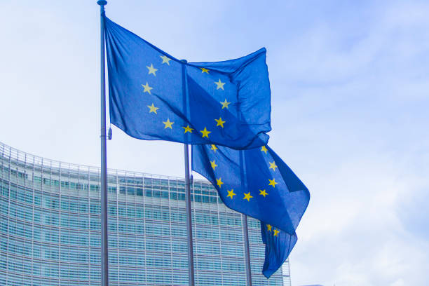 bandeira da união europeia, na sede da comissão europeia - european union flag european community brussels europe - fotografias e filmes do acervo