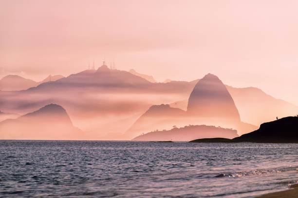 hazy plage hiver de rio de janeiro - rio de janeiro sugarloaf mountain beach urca photos et images de collection