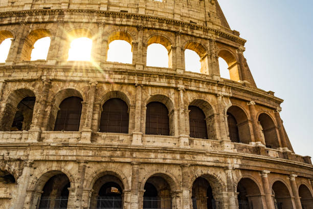 visão de closeup do coliseu, o marco conhecido mundo de roma, itália. - gladiator rome italy sunlight - fotografias e filmes do acervo