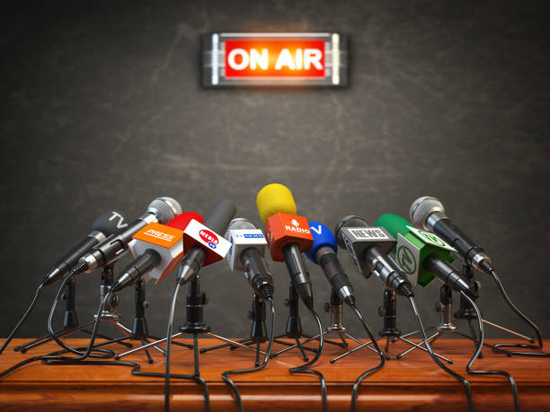 Press conference or interview on air.  Microphones of different mass media, radio, tv and press prepared for conference meeting. Press conference or interview on air.  Microphones of different mass media, radio, tv and press prepared for conference meeting. 3d illustration press room stock pictures, royalty-free photos & images