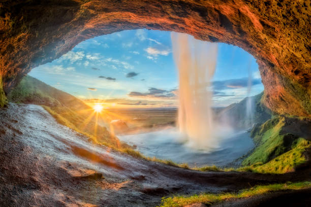 cascata seljalandsfoss in islanda al tramonto - spring waterfall landscape mountain foto e immagini stock