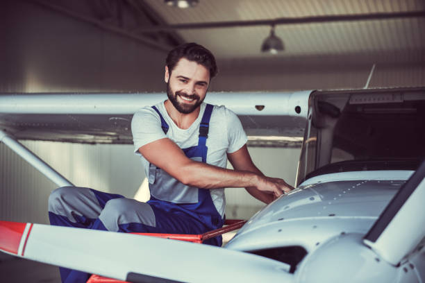 istock Mechanic and aircraft 853310768