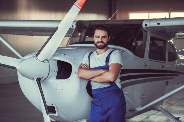 istock Mechanic and aircraft 853313120