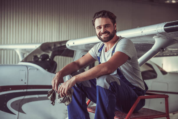 istock Mechanic and aircraft 853318190