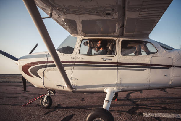 istock Couple in aircraft 853325256
