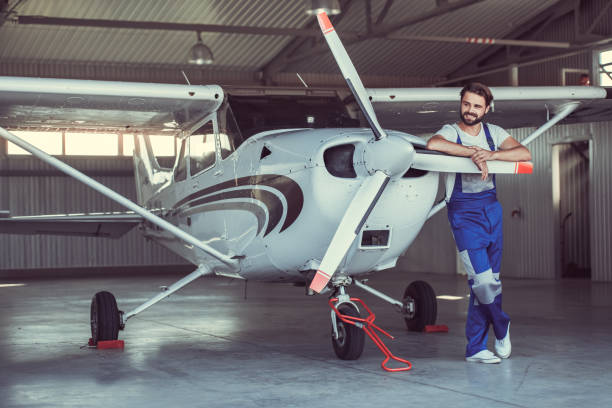 istock Mechanic and aircraft 853326250