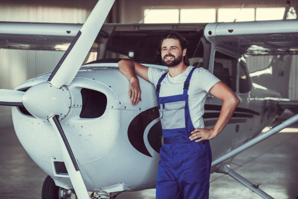 istock Mechanic and aircraft 853328902