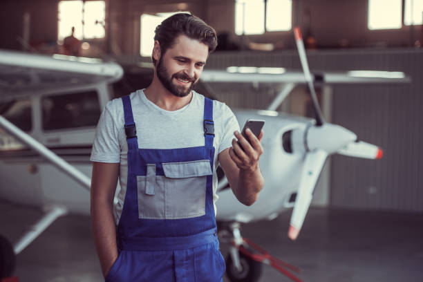 istock Mechanic and aircraft 853330286