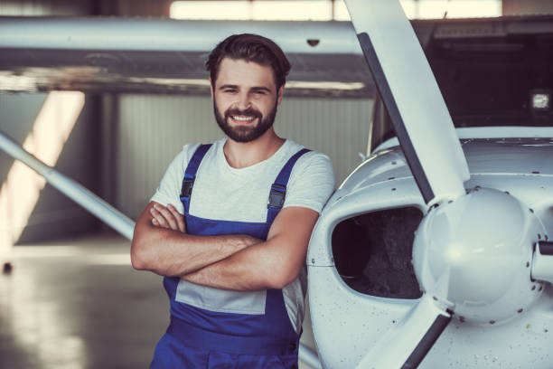 istock Mechanic and aircraft 853330894