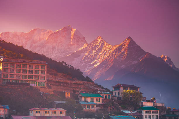 namche 바 마을의 놀라운 일출 보기 - snow mountain tibet sky 뉴스 사진 이미지