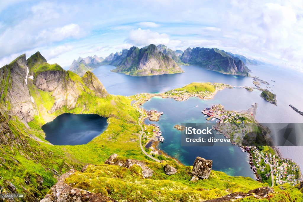 Vista do Reinebringen às ilhas Lofoten - Foto de stock de Aldeia royalty-free
