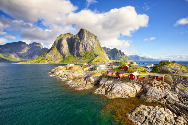 ロフォーテン諸島での釣り小屋 - lofoten and vesteral islands ストックフォトと画像