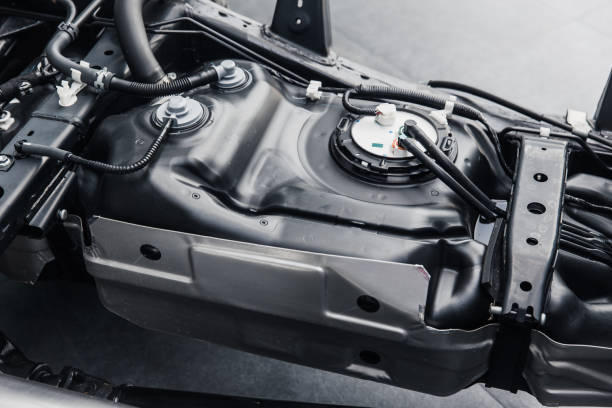 brandstoftank binnen auto chassis bodemplaat schoon nieuw uit de fabriek - benzinetank stockfoto's en -beelden