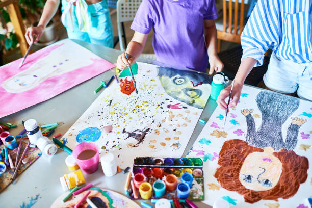 hands of children painting in art class - kid painting imagens e fotografias de stock